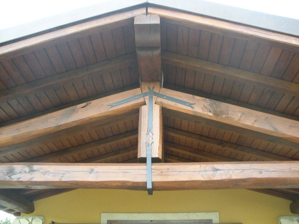 tettoia in legno di castagno